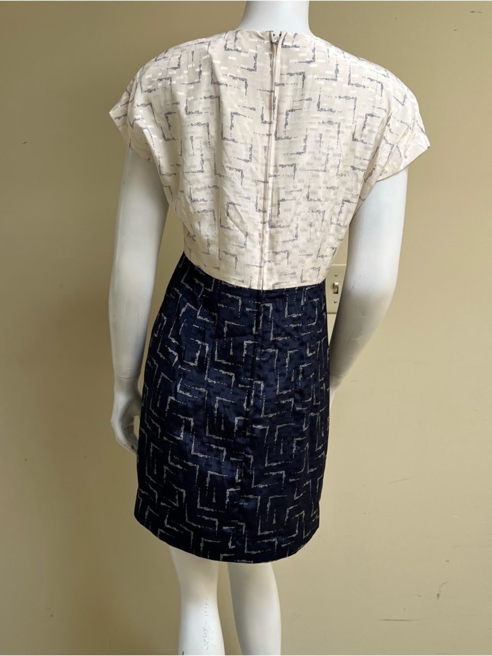 Vintage Printed Shift Dress - Picture 3 of 8